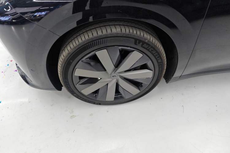 Used Li Auto i8 2025 Model Standard Version Exterior 4