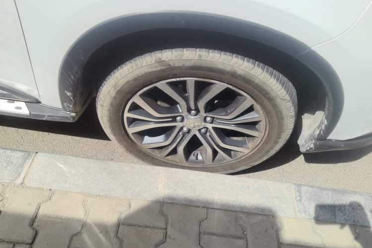 Used Mitsubishi Outlander 2016 2.4L 4x4 Elite Edition 5 Seats Right Front Wheel Hub