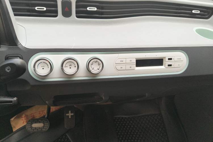 Used Wuling Hongguang MINIEV 2021 Macaron Sandwich Model 120 km Lithium Iron Phosphate
