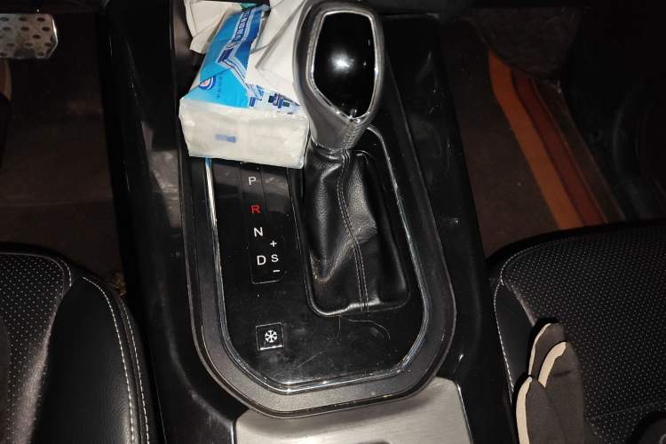 Used Dongfeng Fengon S560 2018 1.8L CVT Urban Model 7 Seats Gear Lever