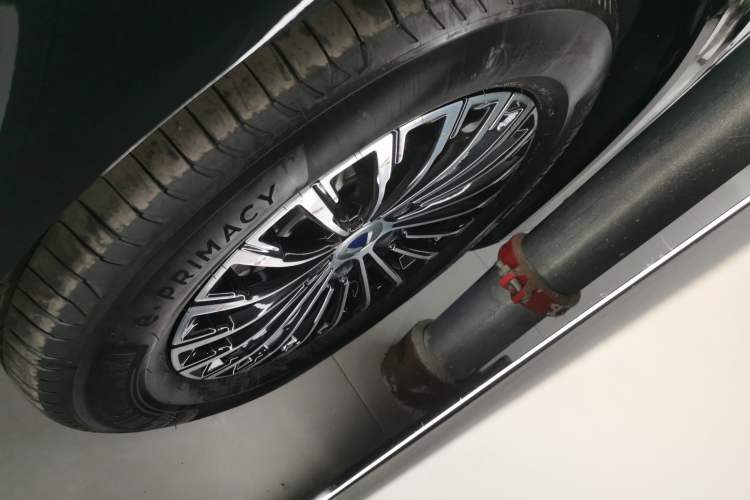 Used Denza D9 2022 DM-i 970 Four-Wheel Drive Prestige Model Left Front Wheel Hub