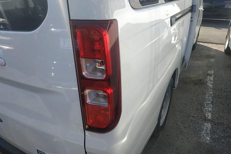 Used Wuling Yangguang 2024 300KM Comfort Version Passenger Van 75kW