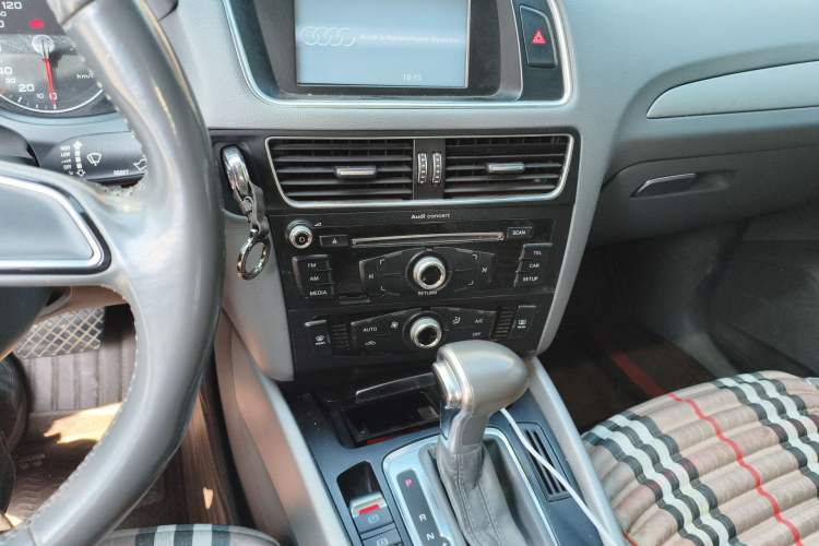 Used Audi Q5 2015 40 TFSI Trendy Edition Audio And AC Panel