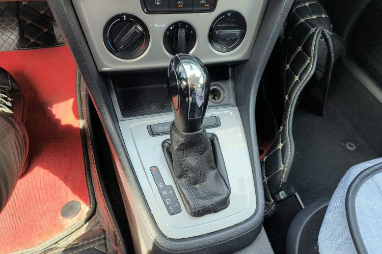 Used Volkswagen Lavida 2013 Revised Classic 1.6L Automatic Fashion Edition Gear Lever