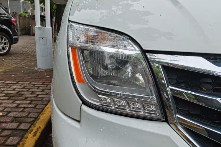 Used SAIC MAXUS Xintu V80 2021 2.0T Manual Classic Aoyuntong Short Wheelbase Ultra-Low Roof 5/6-Seater Right Front Headlight