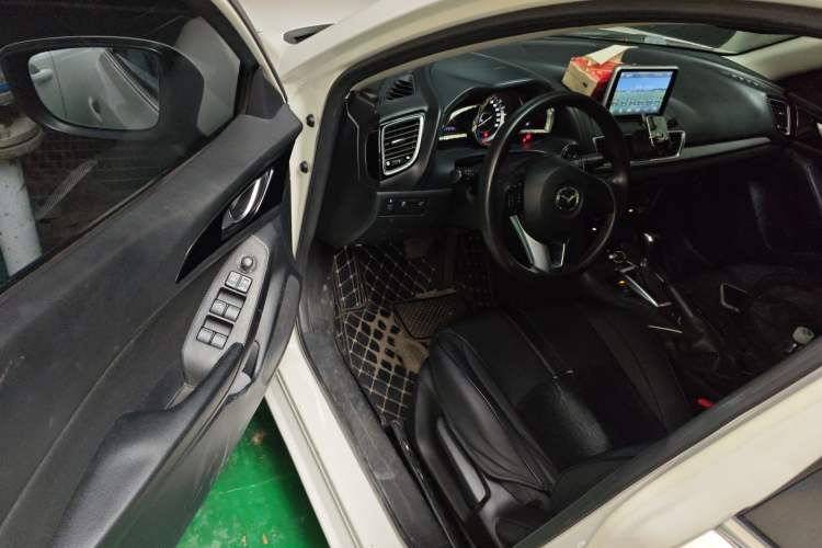 Used Mazda 3 Axela 2014 Sedan 1.5L Automatic Comfort Model
