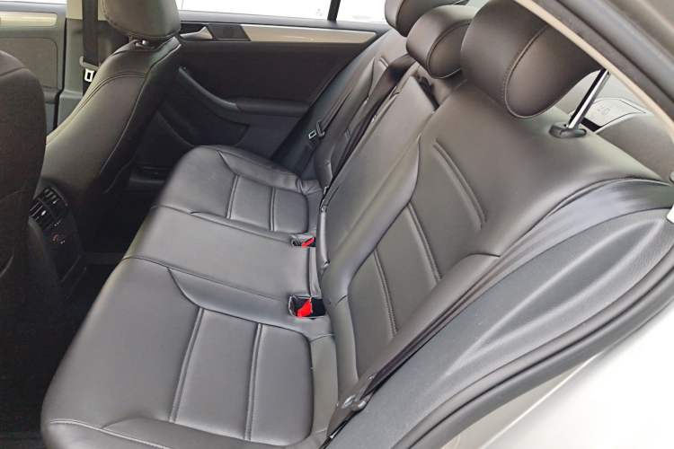 Used Volkswagen Sagitar 2014 Revised Version 1.6L Automatic Comfort Edition Left Rear Seat