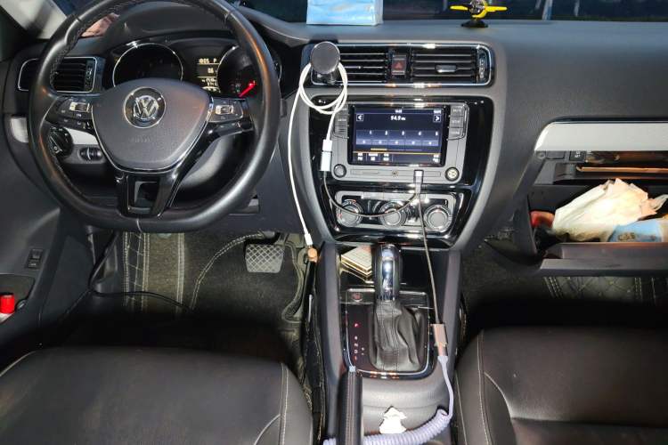 Used Volkswagen Sagitar 2017 1.6L Automatic Comfort Model Audio And AC Panel