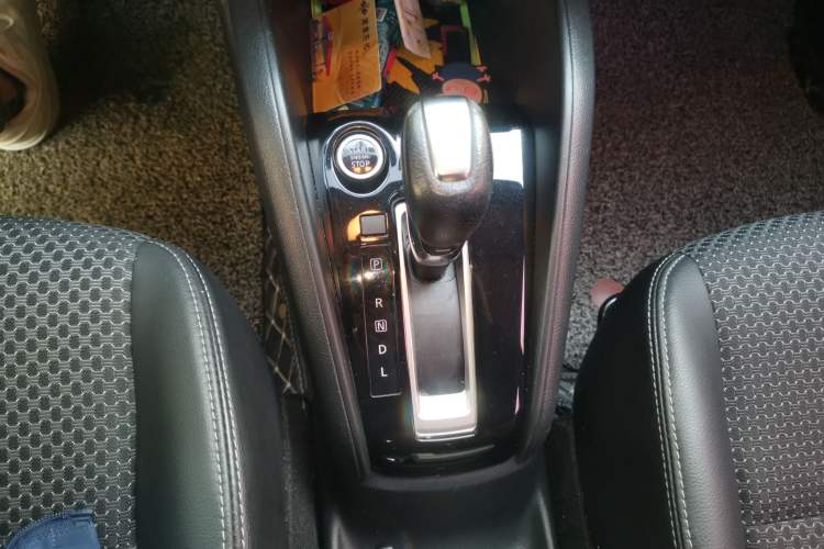 Used Nissan Kicks 2017 1.5L CVT Smart Drive Edition Gear Lever