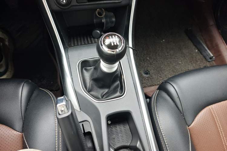 Used BYD Song 2016 GaiShi Edition 1.5TI Manual Elite Model Gear Lever