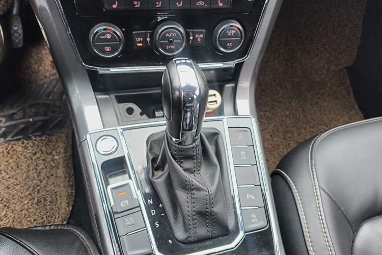 Used Volkswagen Passat 2017 330TSI DSG Luxury Edition Gear Lever