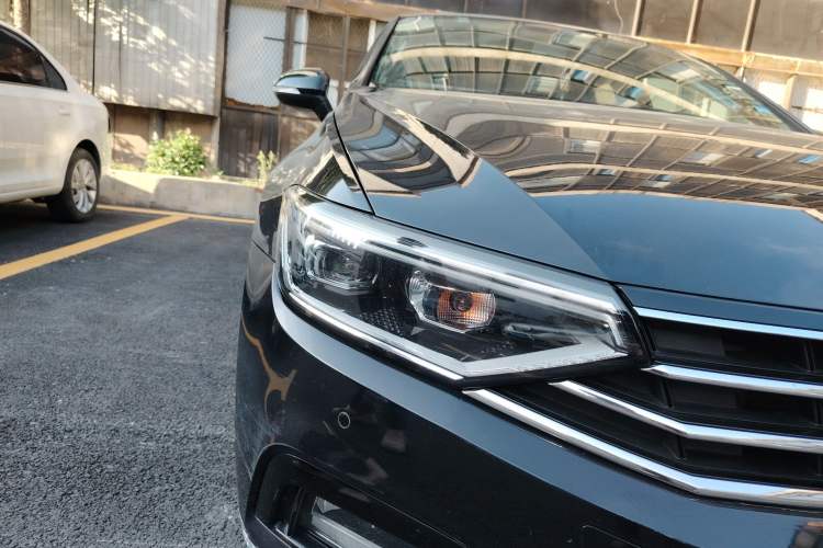 Used Volkswagen Magotan 2020 280TSI DSG Comfort Edition Right Front Headlight