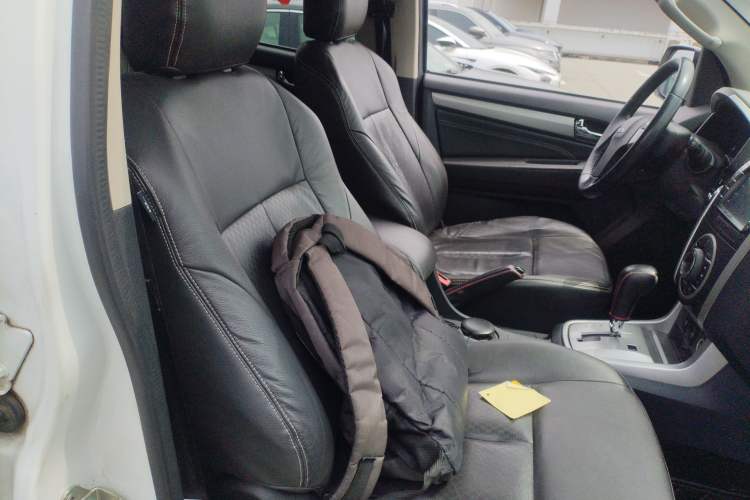 Used Isuzu mu-X 2015 2.5T Two-Wheel Drive Automatic Luxury Edition 7 Seats Right Front Seat