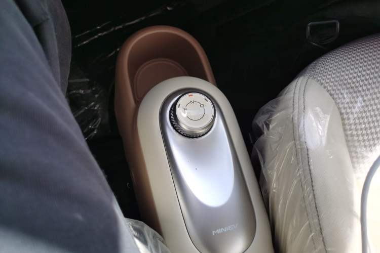 Used Wuling Hongguang MINIEV 2025 Four-Door Version Advanced Edition Gear Lever