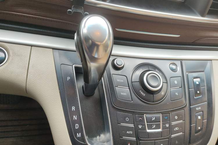 Used Buick GL8 2017 25S Luxury Version China V Standard Gear Lever