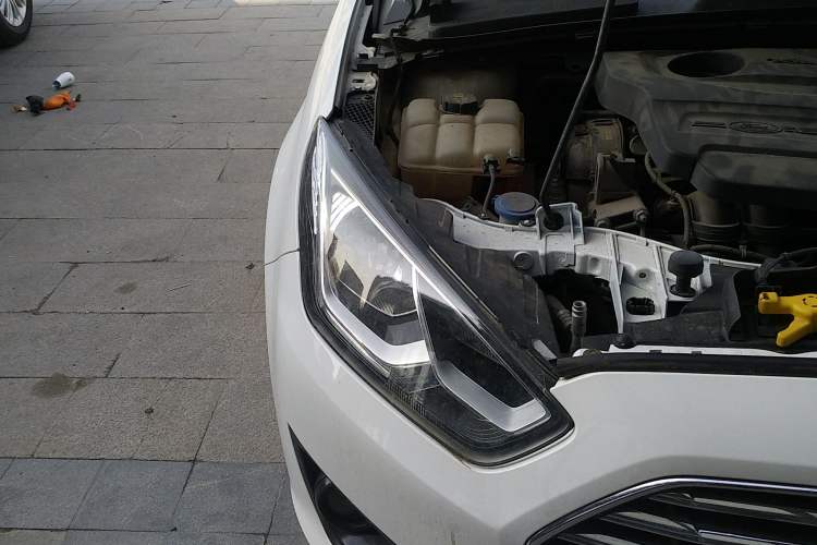 Used Ford Escort 2015 1.5L Automatic Comfort Edition Right Front Headlight