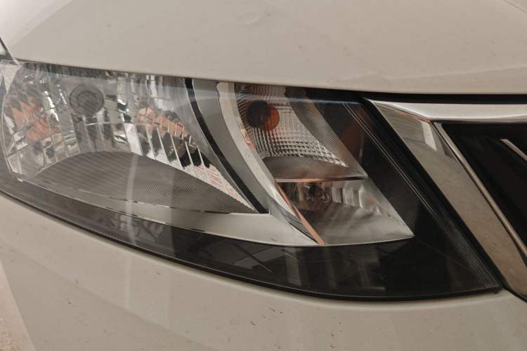 Used Skoda Rapid 2019 1.5L Automatic Comfort Edition China VI Standard Right Front Headlight