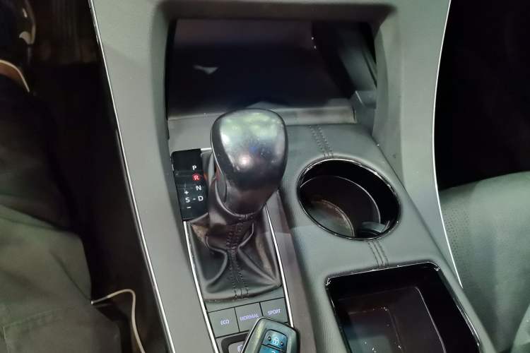 Used Toyota Avalon 2019 Dual-Engine 2.5L Luxury Edition China VI Standard
