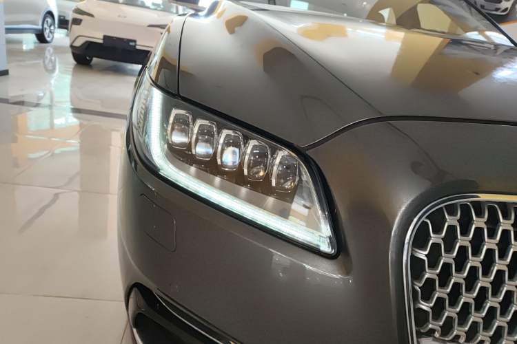 Used Lincoln Continental 2017 2.0T Two-Wheel Drive Prestige Edition Right Front Headlight