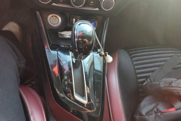 Used Nissan Lannia 2016 1.6L CVT Smart Cool Edition Gear Lever