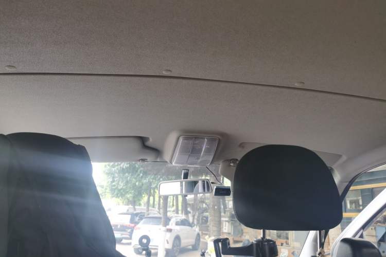 Used SAIC MAXUS Xintu V80 2023 2.0T AMT Classic Aoyuntong Short Wheelbase Ultra-Low Roof 5/6-Seater Headliner