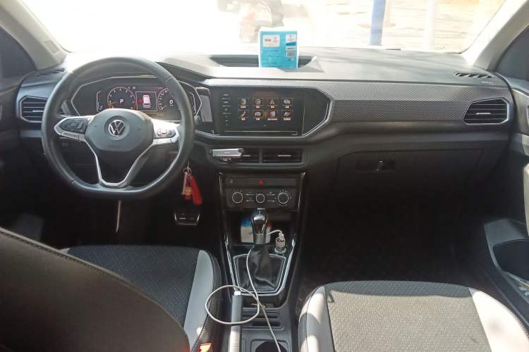 Used Volkswagen Tacqua 2020 1.5L Automatic R-Line Center Console