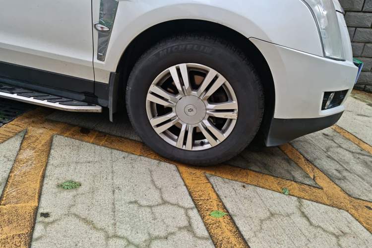 Used Cadillac SRX 2012 3.0L Elite Edition Right Front Wheel Hub