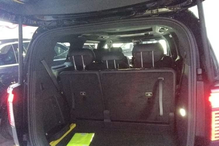 Used Zeekr 009 2024 7-Seater Walk-Through Version Four-Wheel Drive 108 kWh Trunk