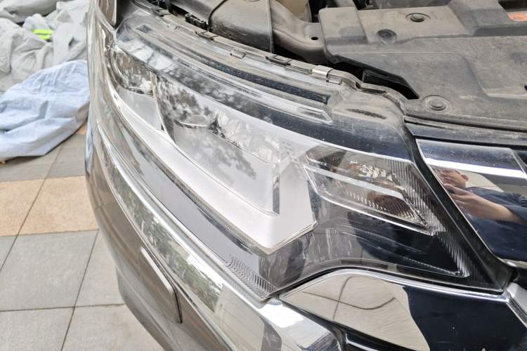 Used Mitsubishi Outlander 2016 2.4L 4x4 Elite Edition 7-Seater Right Front Headlight