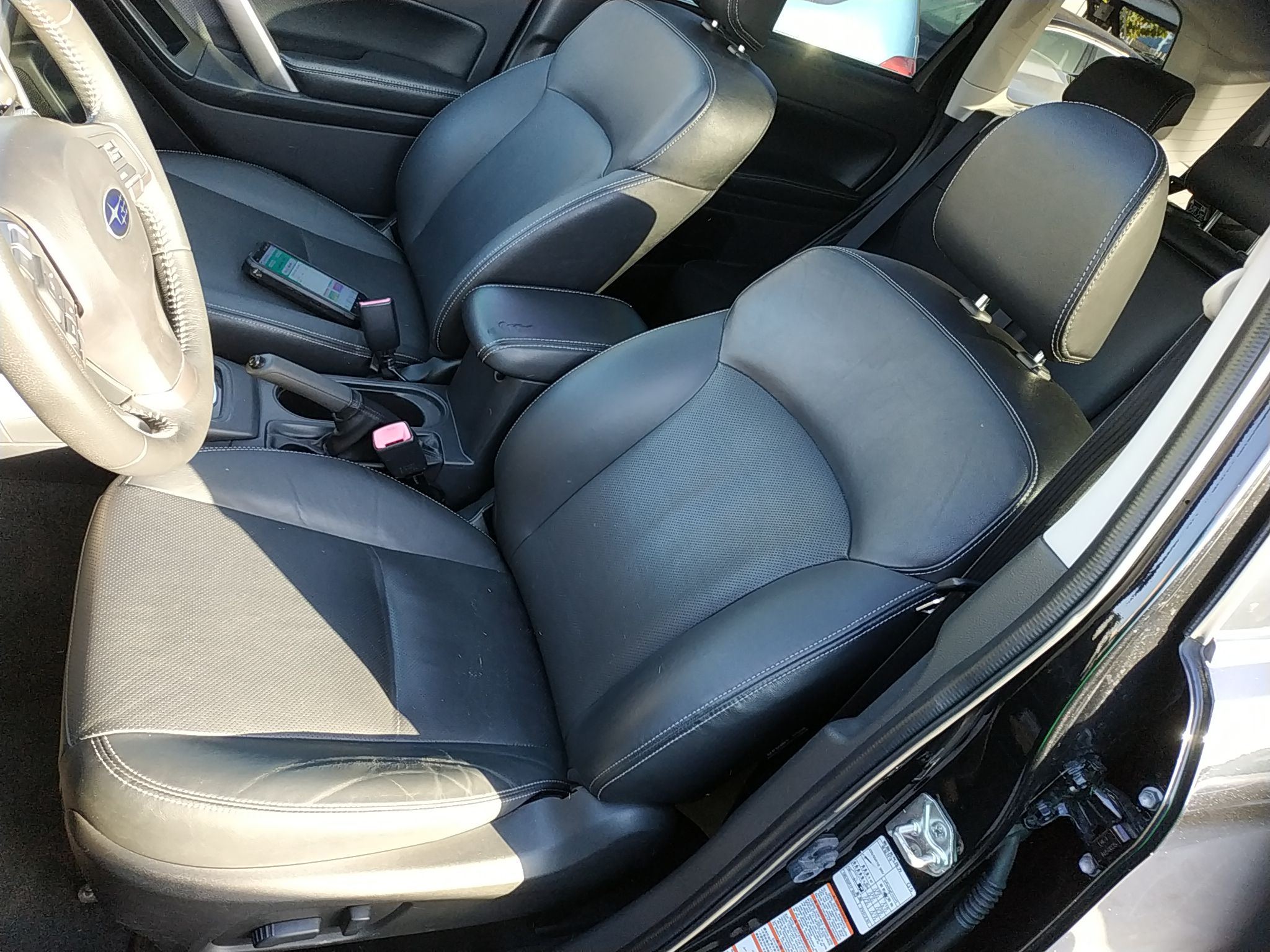 المقاعد الأمامية داخل السيارة