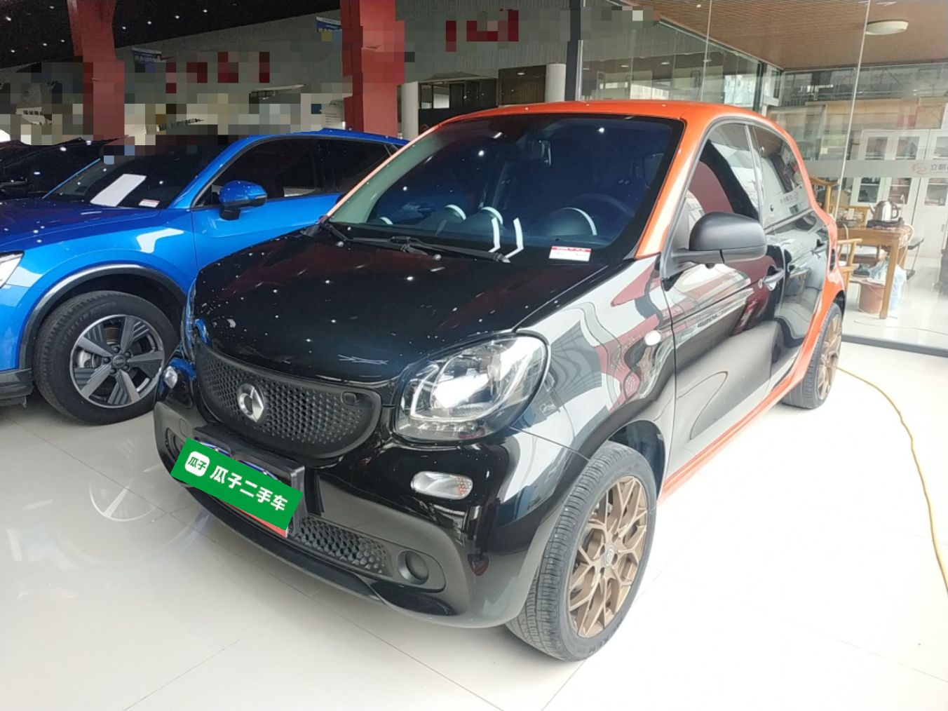 تحت مقدمة السيارة