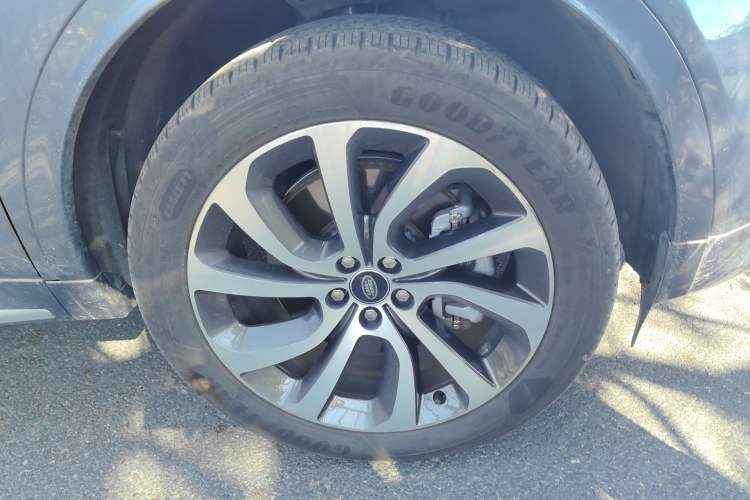 Used Land Rover Discovery Sport 2025 249 PS Performance Tech Edition Right Front Wheel Hub