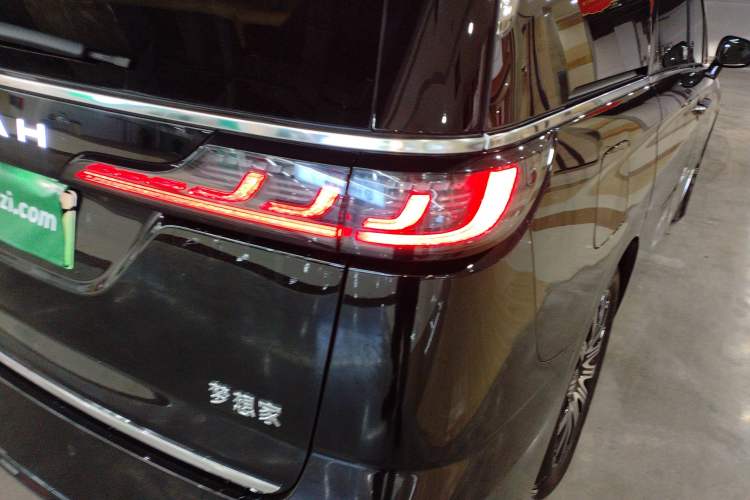 Used VOYAH Dream 2025 EV Four-Wheel Drive Flagship Kunpeng Edition
