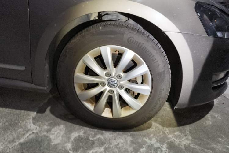 Used Volkswagen Passat 2014 1.4TSI Manual Prestige Edition Right Front Wheel Hub