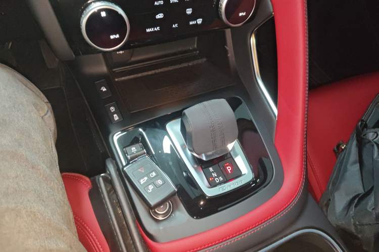 Used Jaguar E-PACE 2024 YAO Black Sport Edition R-DYNAMIC SE BLACK Gear Lever