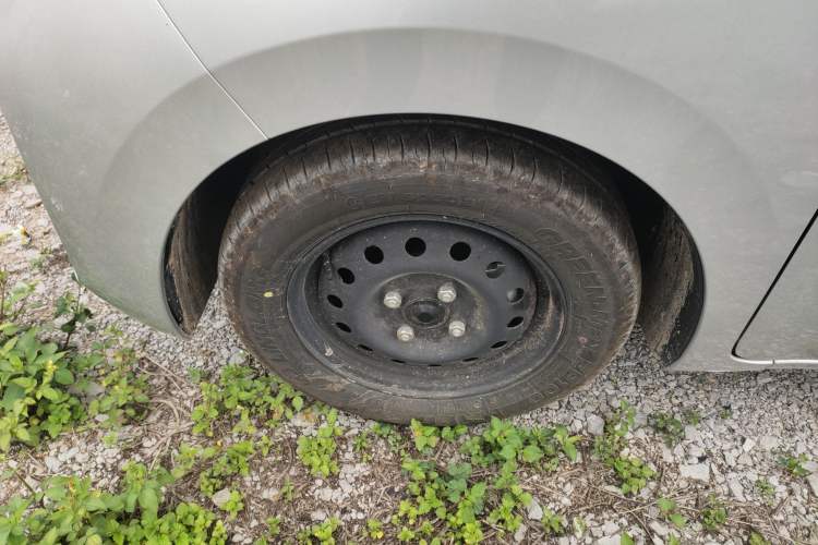 Used Wuling Zhiguang New Energy 2025 Standard Model Left Front Wheel Hub