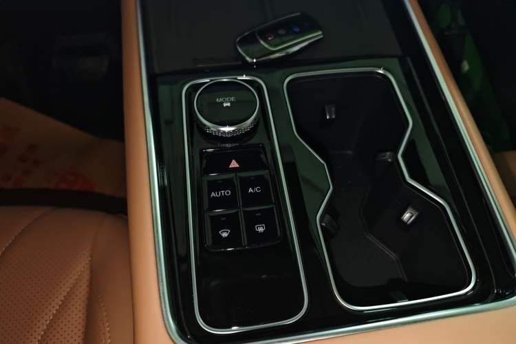 Used Chery Tiggo 8 L 2024 2.0T Two-Wheel Drive Prestige Version 5 Seats
