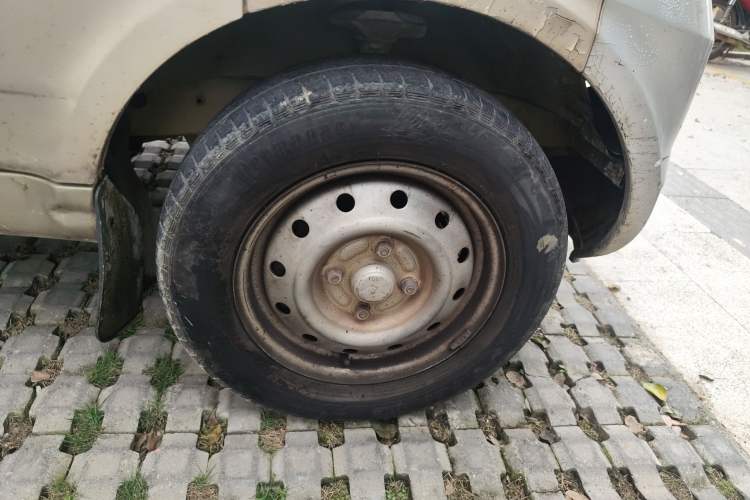 Used Wuling Rongguang 2012 1.5L Extended Basic Version Right Front Wheel Hub