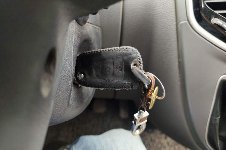 Used SAIC MAXUS Xintu V80 2019 2.5T Classic Model 6-Speed Manual Aotong Long Wheelbase Mid-Height 7-Seater
