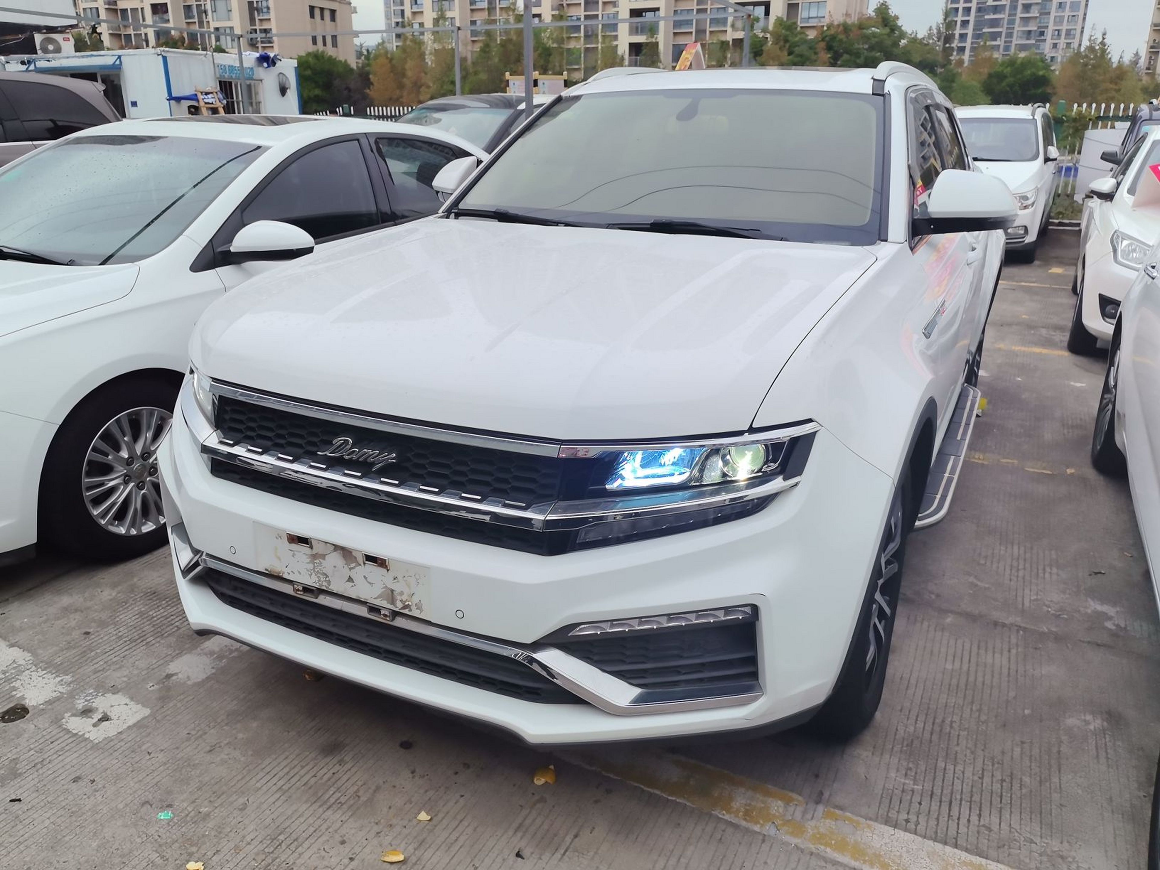 Под передней частью автомобиля