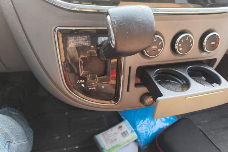 Used SAIC MAXUS Xintu V80 2018 2.5T AMT Elite Edition Short Wheelbase Mid-Roof Design 5-6 Seater Gear Lever