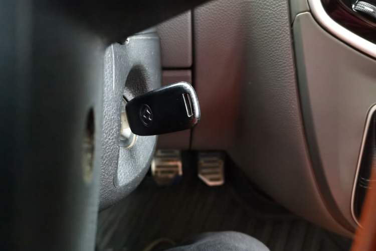 Used SAIC MAXUS Xintu V80 2018 2.5T 6-speed manual Aoyuntong short-wheelbase ultra-low roof 5- or 6-seat model