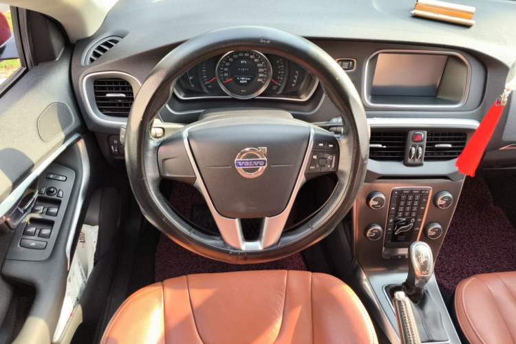 Used Volvo V40 2013 2.0T Zhiyi Edition
