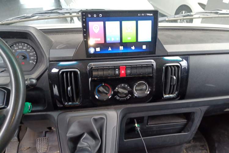 Used Iveco Daily 2023 2.5T A35M1 Short Wheelbase Low-Roof Single-Tire Side-Sliding Door 5-9 Seater Audio And AC Panel