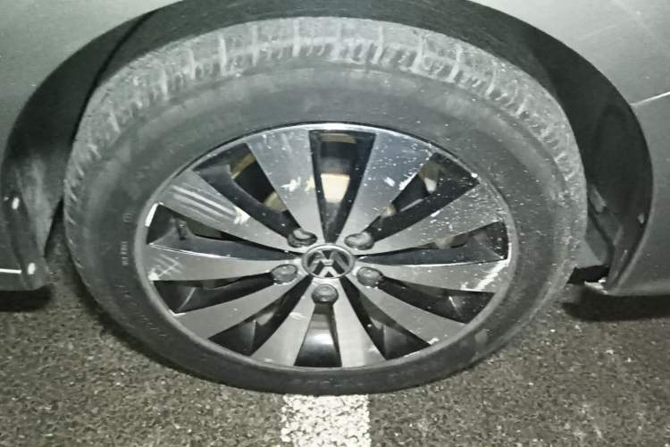 Used Volkswagen Sagitar 2017 1.6L Automatic Comfort Model Right Front Wheel Hub