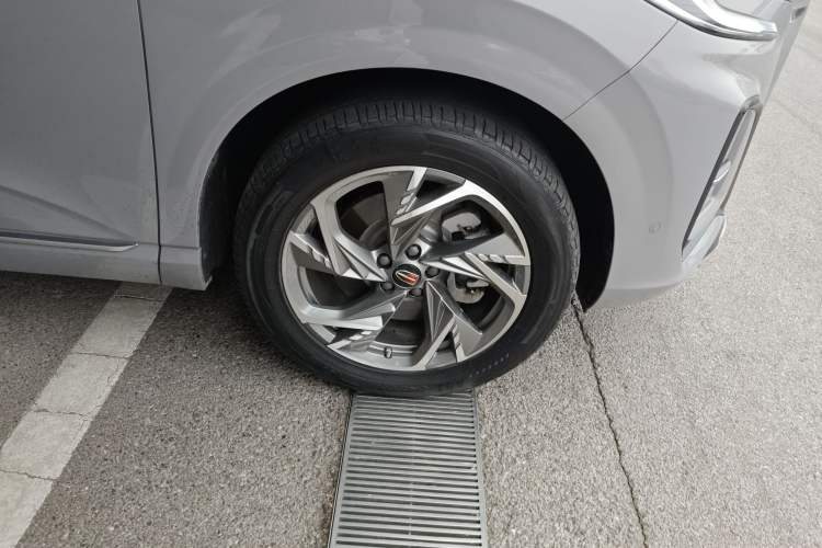 Used Hongqi HS3 2023 2.0T All-Wheel-Drive Youwei Version Right Front Wheel Hub