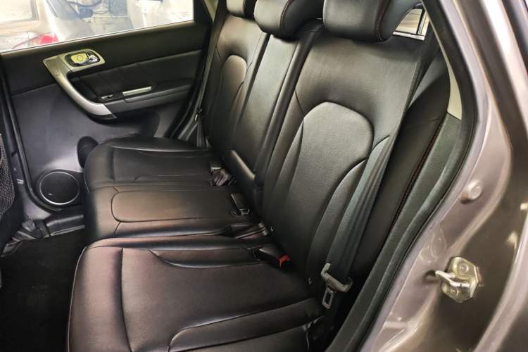 Used Haval H6 2013 Upgraded Model 2.4L Automatic Two-Wheel Drive Elite Version