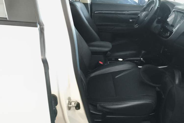 Used Mitsubishi Outlander 2017 2.0L Two-Wheel Drive Glory Edition 5 Seats