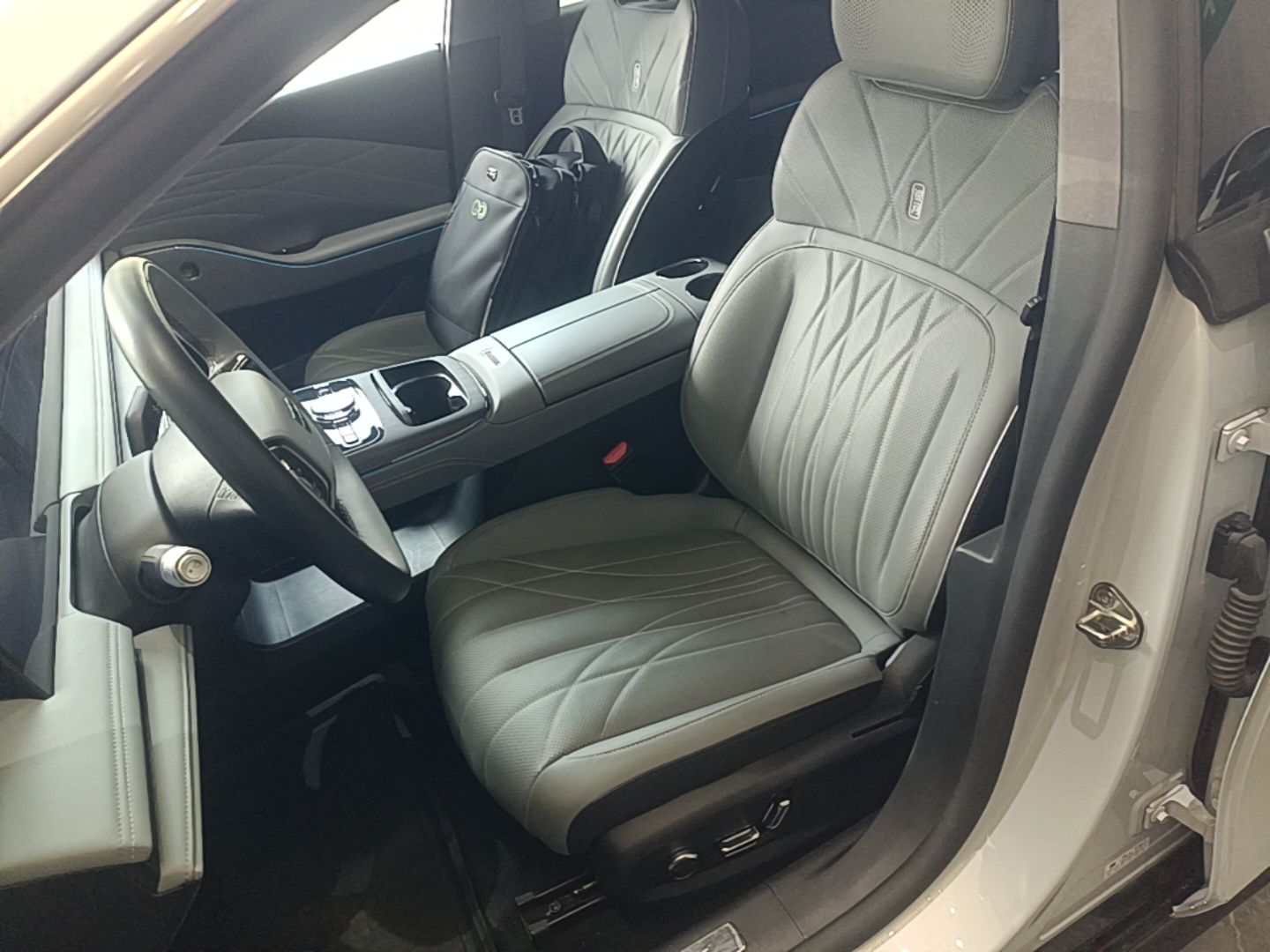 Geely Galaxy E8 2025 700 km Long-Range Intelligent Driving Version — снимка 17
