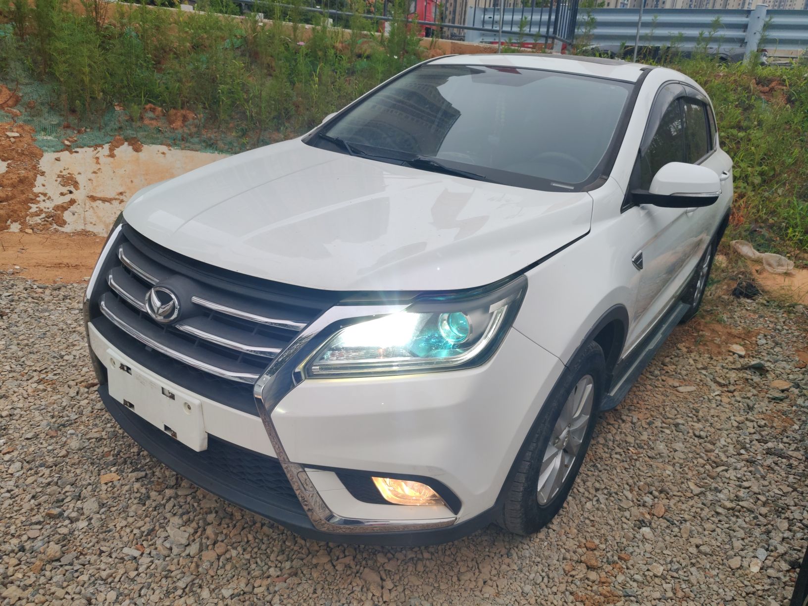 Под передней частью автомобиля